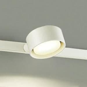 LEDスポットライト プラグタイプ LEDフラットユニット形 白熱灯60Wタイプ 非調光タイプ 電球色 6.7W 広角形 ランプ付 天井付・壁付兼用
