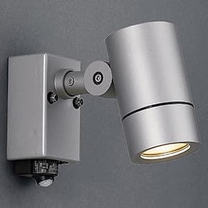 LED一体型スポットライト 人感センサー付 防雨型 非調光 ダイクロハロゲン50W相当 電球色 配光角度25° 壁付専用